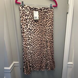H&M leopard print midi skirt with slit. High waisted. (runs smalls) size 8.